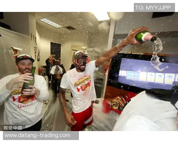 冠军球队更衣室庆祝画面首次曝光球员欢呼瞬间尽在眼前